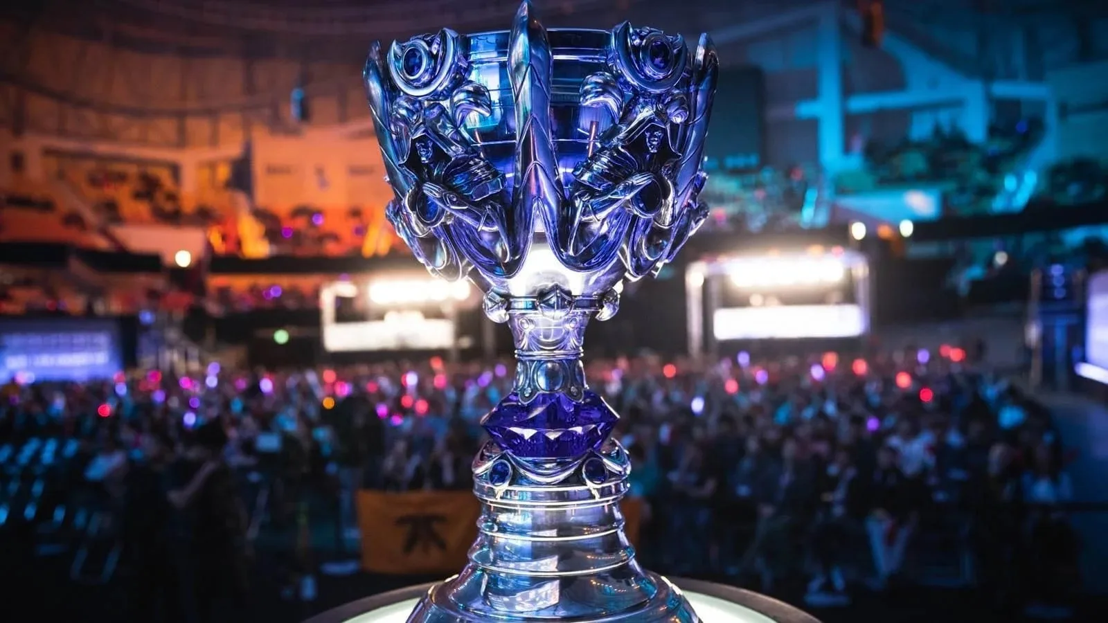 10 piala turnamen esports yang memiliki bentuk unik lol