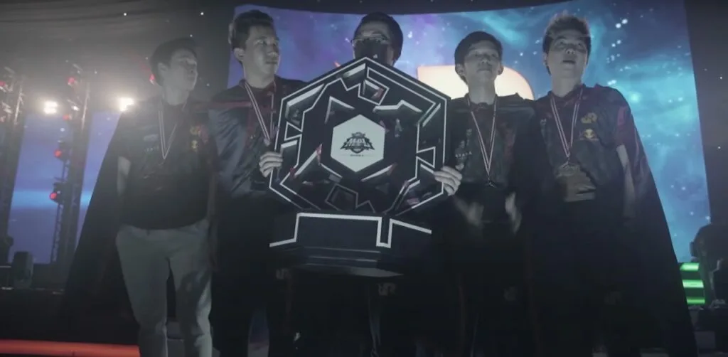 Piala turnamen esports yang memiliki bentuk unik mpl