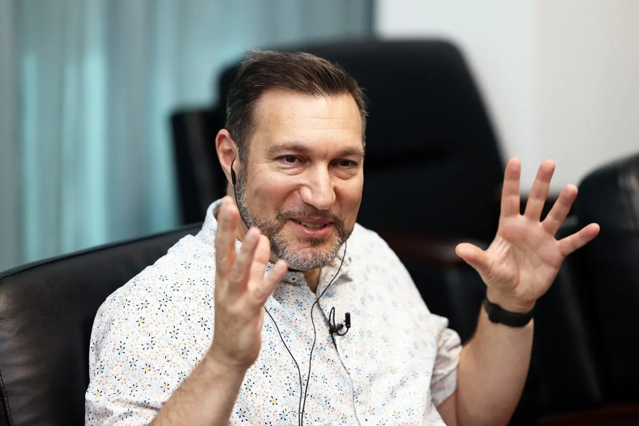 Tim kepemimpinan unknown worlds entertainment digantikan oleh steve papoutsis